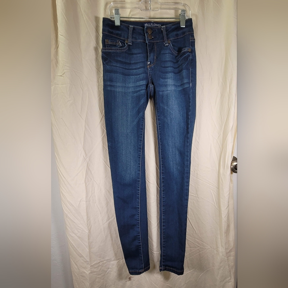 Wallflower skinny Jeans Women’s Size 1 Ultra Fit,  Embroidered Pockets mid rise